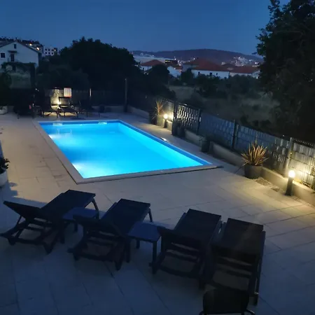 Апартаменты Fresh And Newly Built With Pool Трогир