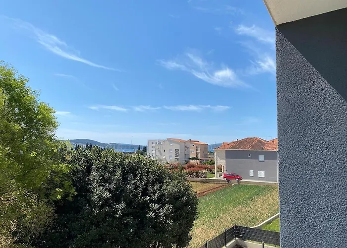 Fresh And Newly Built With Pool Traù