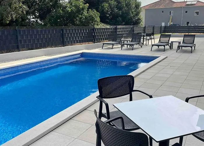 Fresh And Newly Built With Pool Appartamento Traù